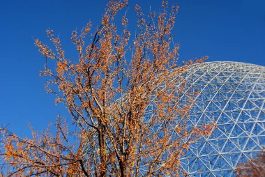 MONTREAL, CANADA - OCT. 03 2014: Biyosfer, Montreal 'de sonbaharda çevreye adanmış bir müzedir. Parc Jean-Drapeau 'da, ABD' nin eski pavyonunda yer almaktadır.
