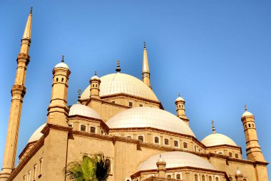 CAIRO EGYPT - 09-22 2010: Muhammed Ali Paşa Camii veya Alabaster Camii, Mısır 'daki Kahire Kalesi' nde 1830-1848 yılları arasında Muhammed Ali Paşa tarafından yaptırılan bir cami..