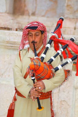 JERASH JORDAN - 25 Kasım 2009 'da Jerash Jordan' da Bedeviler gayda çalar. Gayda, 1922 'den 1946' ya kadar İngiliz yönetimi altındaki İskoç birliğinden bir Arap enstrümanı geldi..