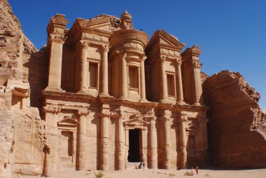 Ad Deir veya El Deir, Ürdün 'ün eski Petra şehrinde kayadan oyulmuş anıtsal bir binadır. Nabatean Klasik Biçiminin bir örneği.