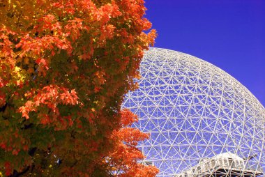 MONTREAL, CANADA - OCT. 03 2014: Biyosfer, Montreal 'de sonbaharda çevreye adanmış bir müzedir. Parc Jean-Drapeau 'da, ABD' nin eski pavyonunda yer almaktadır.