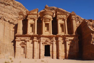 Manastır, Hazine 'den çok daha az dekore edilmiş olsa da çok güzel oyulmuş ve o kadar büyük ki, kapı aralığı bile birkaç kat yüksekliğinde. Çoğu Petra yapısında olduğu gibi adı da gerçekliği yansıtmıyor. Muhtemelen bir Nabatean tapınağıydı..