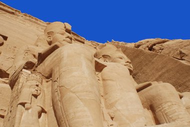 Abu Simbel tapınakları, Aswan 'ın yaklaşık 230 km güneybatısındaki Nasser Gölü' nün batı kıyısında yer alan iki büyük kaya tapınağından bahseder. Kompleks UNESCO Dünya Mirası kapsamında yer alıyor