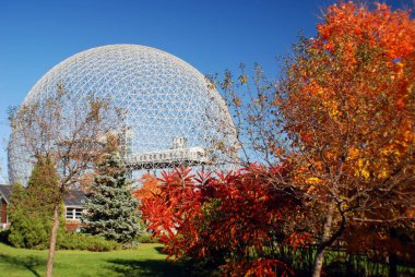 MONTREAL, CANADA - OCT. 03 2014: Biyosfer, Montreal 'de sonbaharda çevreye adanmış bir müzedir. Parc Jean-Drapeau 'da, ABD' nin eski pavyonunda yer almaktadır.