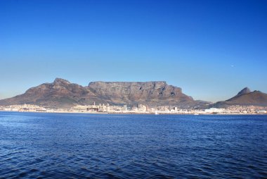 Table Dağı (Afrika: Tafelberg), Güney Afrika 'da Cape Town' a tepeden bakan düz bir dağdır.. 