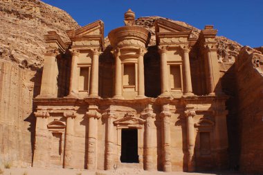 Ad Deir veya El Deir, Ürdün 'ün eski Petra şehrinde kayadan oyulmuş anıtsal bir binadır. Nabatean Klasik Biçiminin bir örneği.