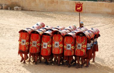 JERASH, JORDAN - 25 Kasım 2009 'da Ürdün' ün başkenti Jerash 'ta bir Roma ordusunun canlandırma gösterisi sırasında Ürdünlü erkekler Romalı asker gibi giyindiler.
