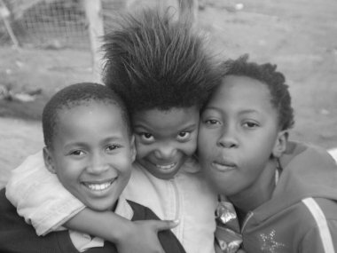 KHAYELITSHA, CAPE TOWN - 22 Mayıs 2007 'de, Güney Afrika Cape Town, Khayelitsha kasabasında kimliği belirsiz bir grup çocuk 