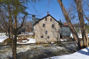 Kanada 'da bir nehrin yanındaki eski değirmen