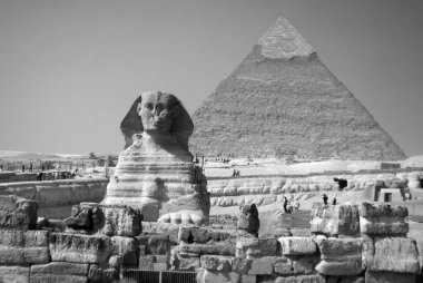 CAIRO EGYPT - 11 22 2010: Giza 'nın Büyük Sfenksi veya Giza' nın Sfenksi, yaslanmış bir sfenksin, bir aslan gövdesi ve bir insan kafası olan efsanevi bir yaratıktır.