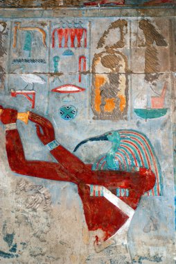 Eski bir Mısır tapınağının duvarlarında hiyeroglif oymalar vardı. Eski 