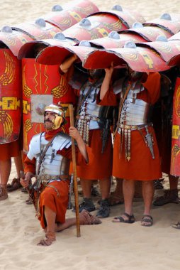 25 Kasım 2009 'da Ürdünlü erkekler, Ürdün' ün başkenti Jerash 'ta bir Roma ordusunun yeniden canlandırma gösterisi sırasında Romalı asker gibi giyindiler.