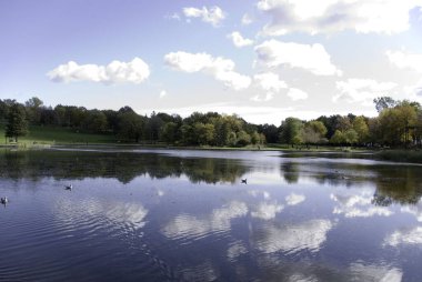 Montreal, Quebec, Kanada 'da sonbahar manzara yansıması 