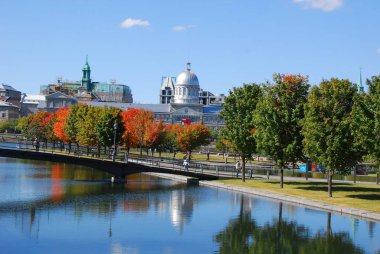 MONTREAL, QUEBEC, CANADA - 10 2010: Arka planda eski Montreal ile Parc Jean Drapeau 'dan sonbahar manzarası