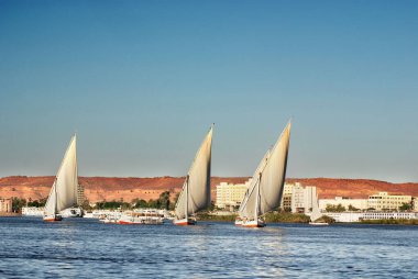 ASWAN EGYPT - 125 08: Felucca, Aswan, Mısır yakınlarındaki Nil nehri üzerinde yelken açıyor. Bugün görülen dostlar MÖ 3350 yılında icat edildi.