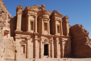 Ad Deir veya El Deir, Ürdün 'ün eski Petra şehrinde kayadan oyulmuş anıtsal bir binadır. Nabatean Klasik Biçiminin bir örneği.