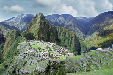 Machu Picchu ya da Machu Pikchu Quechua machu yaşlı, yaşlı, pikchu piramidi; dağ ya da geniş tabanlı ve keskin tepelerle biten bir çıkıntı