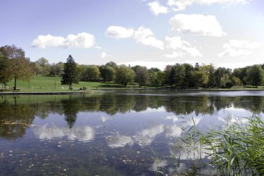 Montreal, Quebec, Kanada 'da sonbahar manzara yansıması 
