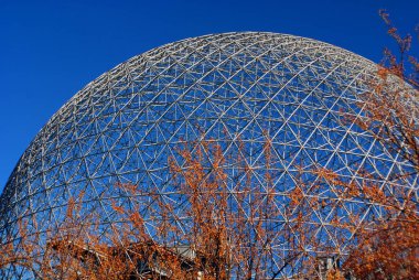 MONTREAL, CANADA - OCT. 03 2014: Biyosfer, Montreal 'de sonbaharda çevreye adanmış bir müzedir. Parc Jean-Drapeau 'da, ABD' nin eski pavyonunda yer almaktadır.