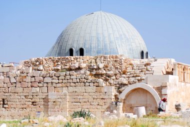 AMMAN JORDAN - NOV 27 2008: Umayyad Palace, Ürdün 'ün Amman kentindeki Citadel Hill' de yer alan büyük bir saray kompleksidir. Kubbe 'nin yenilenmiş giriş odasıyla büyük oranda harap oldu.. 