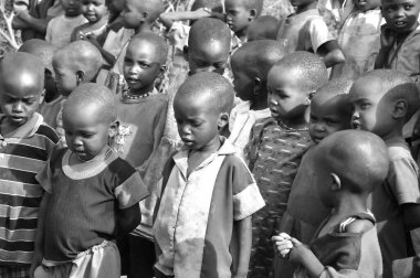 AMBOSELI, KENYA - 13 Ekim 2011 'de Kenya, Masai Mara' da inek gübresi ile evde yaşayan kimliği belirsiz Afrikalı çocuklar.