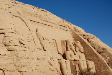 Abu Simbel tapınakları Sudan sınırına yakın iki büyük kaya tapınağıdır. Kompleks, 