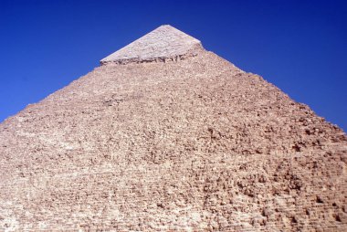 CAIRO EGYPT - 122 10: Büyük Giza Piramidi ya da Khufu Piramidi olarak da bilinen Giza Piramidi, Giza piramidinin en eski ve en büyük piramididir.