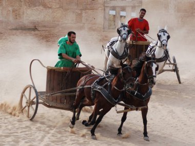 JERASH JORDAN - 125 2008: Savaş arabacısı Ürdünlü erkekler Roma ordusunun yeniden canlandırması sırasında Romalı savaşçı askerler gibi giyindiler