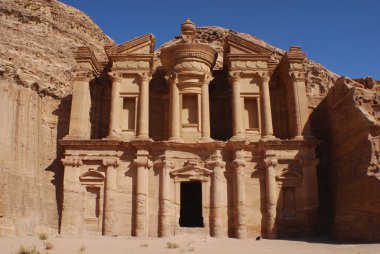 Manastır, Hazine 'den çok daha az dekore edilmiş olsa da çok güzel oyulmuş ve o kadar büyük ki, kapı aralığı bile birkaç kat yüksekliğinde. Çoğu Petra yapısında olduğu gibi adı da gerçekliği yansıtmıyor. Muhtemelen bir Nabatean tapınağıydı..