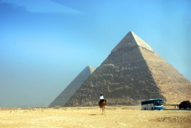 CAIRO EGYPT - 122 10: Büyük Giza Piramidi ya da Khufu Piramidi olarak da bilinen Giza Piramidi, Giza piramidinin en eski ve en büyük piramididir.