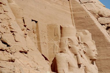 Abu Simbel tapınakları Sudan sınırına yakın iki büyük kaya tapınağıdır. Kompleks, 