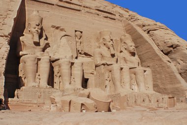 ABU SIMBEL - 11: 25 2008: Abu Simbel tapınakları Ebu Simbel 'de Nubia, Güney Mısır' da iki büyük kaya tapınağıdır. Kompleks UNESCO Dünya Mirası Alanı 'nın bir parçasıdır.