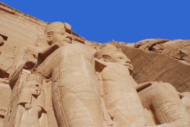 ABU SIMBEL - 11: 25 2008: Abu Simbel tapınakları Ebu Simbel 'de Nubia, Güney Mısır' da iki büyük kaya tapınağıdır. Kompleks UNESCO Dünya Mirası Alanı 'nın bir parçasıdır.
