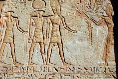 Mısır 'daki tarihi Abu Simbel tapınaklarında taş rahatlama ve hiyeroglifleri gösteren mimari detaylar (Afrika)