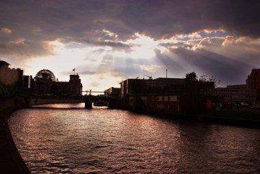 Reichstag 'ın silueti resmi olarak Deutscher Bundestag Plenarbereich Reichstagsgebaude Alman İmparatorluğu' nun İmparatorluk Rejimi için Berlin 'de inşa edilmiş tarihi bir yapıdır..