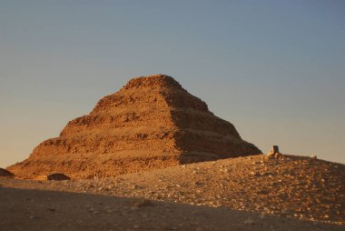 SAQQARA EGYPT - NOVEMBER 22: 22 Kasım 2010 tarihinde Mısır 'ın Saqqara kentinde antik basamak piramidi 25 Ocak 2011 tarihinde Mısır devriminden bu yana Mısır' ı ziyaret eden turist sayısı üçte birden fazla azaldı.