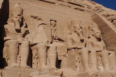 ABU SIMBEL - 11: 25 2008: Abu Simbel tapınakları Ebu Simbel 'de Nubia, Güney Mısır' da iki büyük kaya tapınağıdır. Kompleks UNESCO Dünya Mirası Alanı 'nın bir parçasıdır.