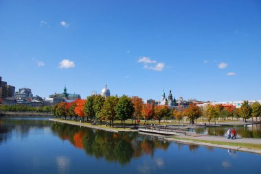 MONTREAL, QUEBEC, CANADA - 10 2010: Arka planda eski Montreal ile Parc Jean Drapeau 'dan sonbahar manzarası 