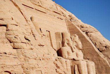 Abu Simbel tapınakları Sudan sınırına yakın iki büyük kaya tapınağıdır. Kompleks, 