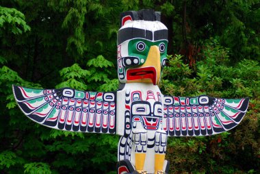 Totem kutupları, Kuzey Amerika 'nın Kuzeybatı Pasifik kıyılarındaki yerli halkların kültürleri tarafından çoğunlukla Batı Kızıl Sedir olmak üzere büyük ağaçlardan oyulmuş anıtsal heykellerdir..