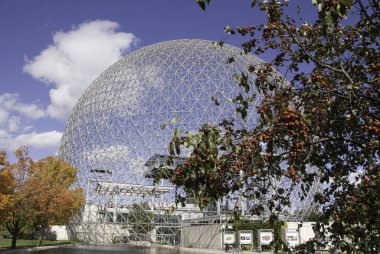 MONTREAL QUEBEC CANADA - 10 2010 Sonbaharda Montreal Biyosfer adı verilen jeodezik kubbe. Suya ve çevreye adanmış bu müze Parc Jean-Drapeau 'da yer almaktadır..