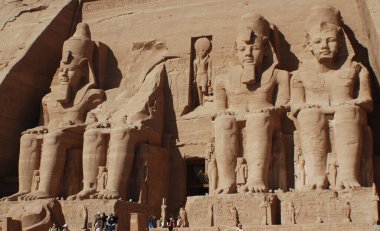 ABU SIMBEL - 11: 25 2008: Abu Simbel tapınakları Ebu Simbel 'de Nubia, Güney Mısır' da iki büyük kaya tapınağıdır. Kompleks UNESCO Dünya Mirası Alanı 'nın bir parçasıdır.