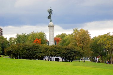 Montreal, Kanada 'da yüksek heykeli olan sonbahar parkı