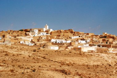 TAMEZRET TUNISIA - 10 29 2007: Tamezret Köyü, ülkenin güneydoğusunda, Matmata 'ya yaklaşık 10 kilometre uzaklıkta bulunan Tunus Berberi köyüdür.