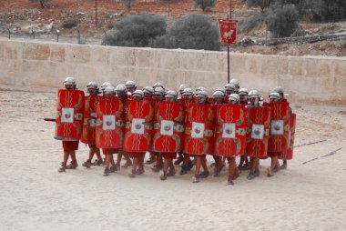 25 Kasım 2009 'da Ürdünlü erkekler, Ürdün' ün başkenti Jerash 'ta bir Roma ordusunun yeniden canlandırma gösterisi sırasında Romalı asker gibi giyindiler.