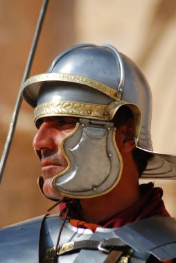 25 Kasım 2009 'da Ürdünlü asker, Ürdün' ün başkenti Jerash 'ta bir Roma ordusunun canlandırma gösterisi sırasında Romalı asker gibi giyinmişti.