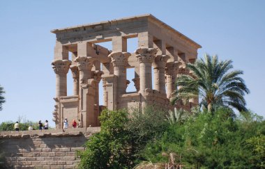 PHILEA TEMPLE, EGYPT - 23 Kasım: Kompleks UNESCO projesi sırasında 23 Kasım 2008 'de Aswan Barajı' nın inşası nedeniyle söküldü ve yakınlardaki Agilkia Adası 'na taşındı.