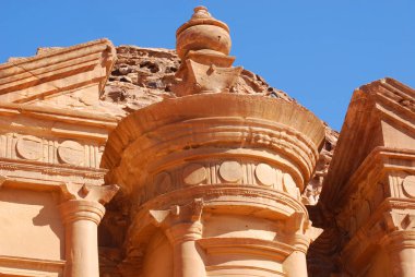 Manastır, Hazine 'den çok daha az dekore edilmiş olsa da çok güzel oyulmuş ve o kadar büyük ki, kapı aralığı bile birkaç kat yüksekliğinde. Çoğu Petra yapısında olduğu gibi adı da gerçekliği yansıtmıyor. Muhtemelen bir Nabatean tapınağıydı..