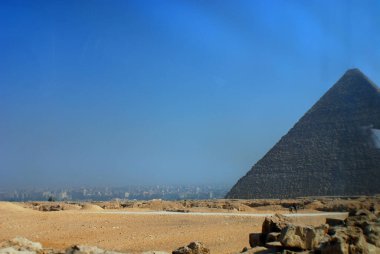 Giza Piramidi ya da Khufu Piramidi olarak da bilinen Büyük Giza Piramidi şu anda Mısır 'ın El Giza kentinde yer alan Giza piramidinin en eski ve en büyük piramididir.  
