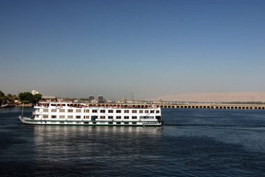 ASWAN EGYPT - 25 NOV 2008: Aswan, Mısır yakınlarındaki Nil nehrinde turist botu. Turizm Mısır 'ın en önemli sektörlerinden biridir. 2008 yılında Mısır 'ı 12,8 milyondan fazla turist ziyaret etti 